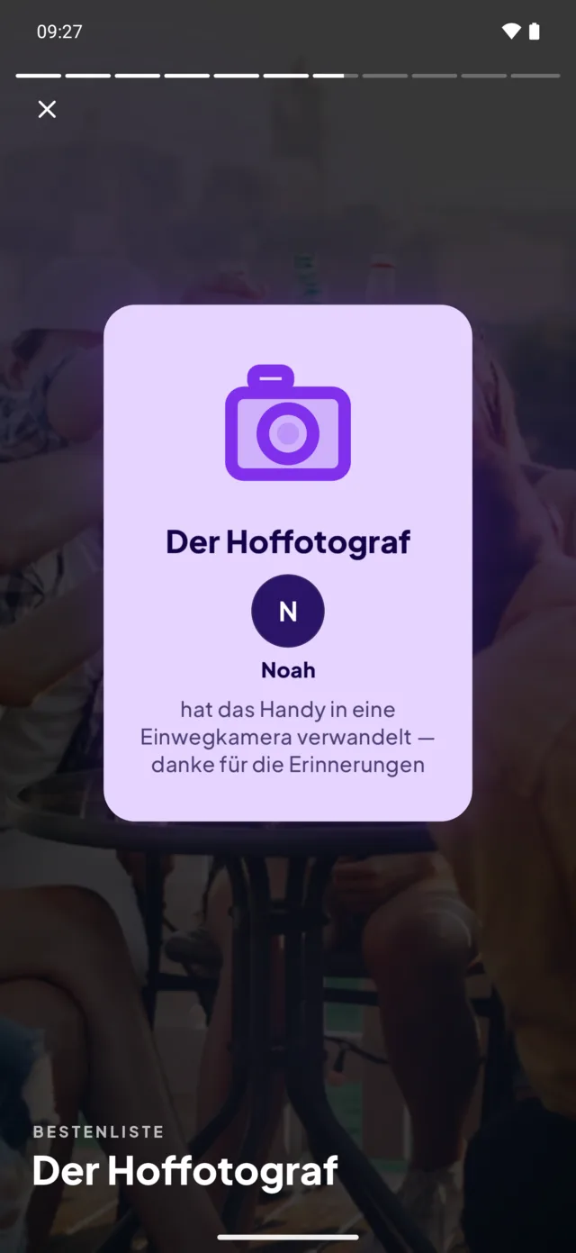 Eine umgedrehte Trophäe: „Der Hoffotograf“, verliehen an Noah.