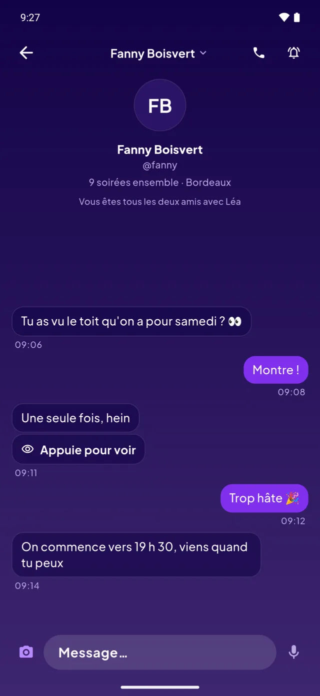 Une discussion privée où une photo en vue unique s’annonce par « Appuie pour voir ».